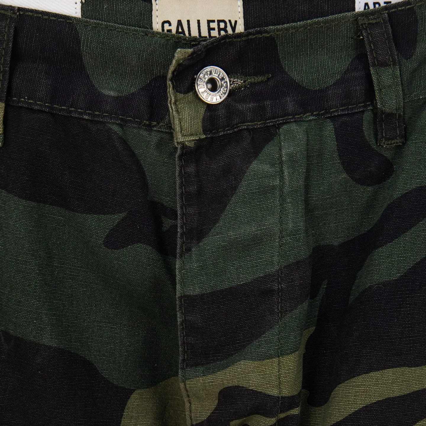 P250 Chrome Hearts Gallery 2025 new camouflage stitching multi-pocket couple bootcut jeans are a hot trend this season and are sought after by countless celebrities and fashionistas. The neat details of the cutting process add color to the playful fashion! The neat and meticulous design, and the well-fitting structure is unique. The upper body not only has outstanding recognition, but also looks younger and younger. A style with the ultimate wearing meaning and performance, gorgeous color matching, and the craftsmanship of this style is also extremely extraordinary. After the finished product is washed, it is disassembled and hand-made with sheepskin cross leather and then spliced ​​together to complete. The whole piece has too many craftsmanship to describe. It is decorated with patchwork cross flowers and high-waisted washed jeans! ! Absolutely high-end luxury product, a god-level single product, a super popular product, made by top heavy industry, a magic weapon that cannot be missed to hit the streets. Style number: 1846 Size: 28 30 32 34 36 Color: camouflage